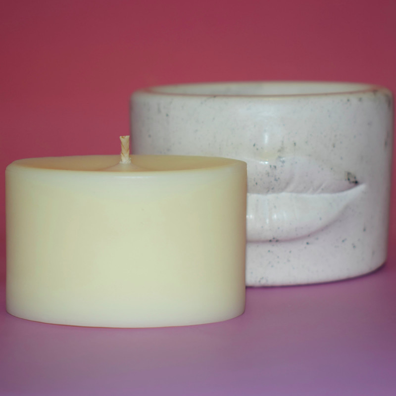 Designer-Kerze Lips in Creme mit schwarzen Sprenkeln