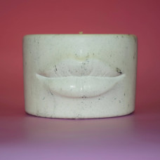 Designer-Kerze Lips in Creme mit schwarzen Sprenkeln