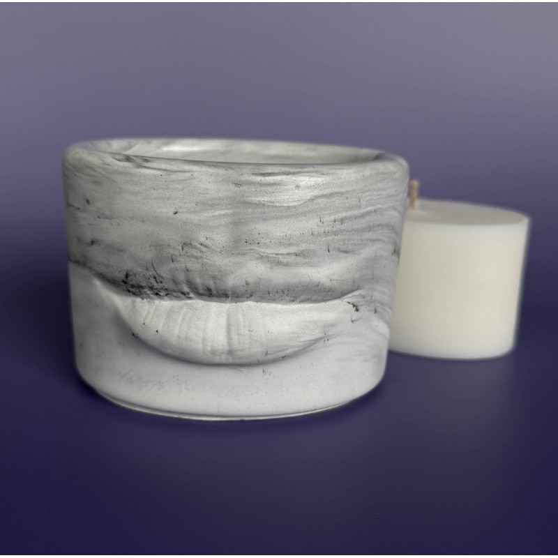 Kerze Lips in Betongrau 