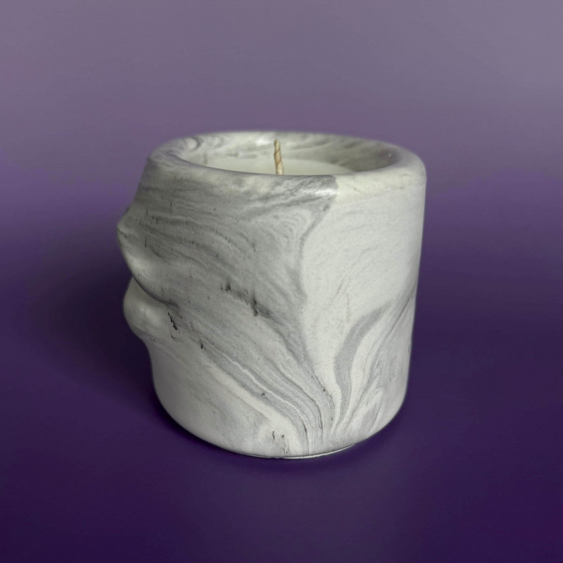 Kerze Lips in Betongrau 