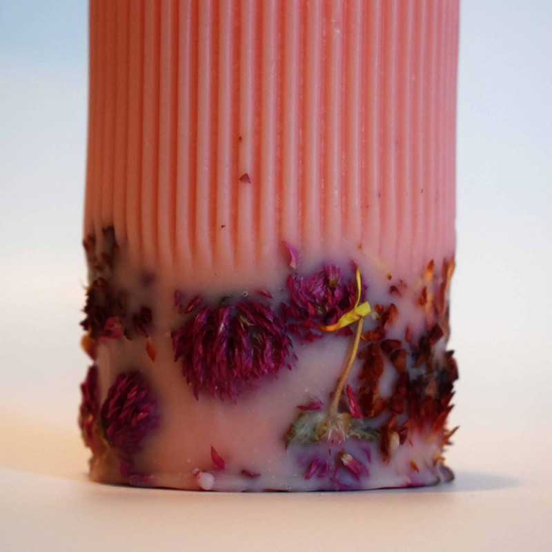 Licht der Blumen – Dekorative Blütenkerze aus Olivenwachs mit Holzdocht 