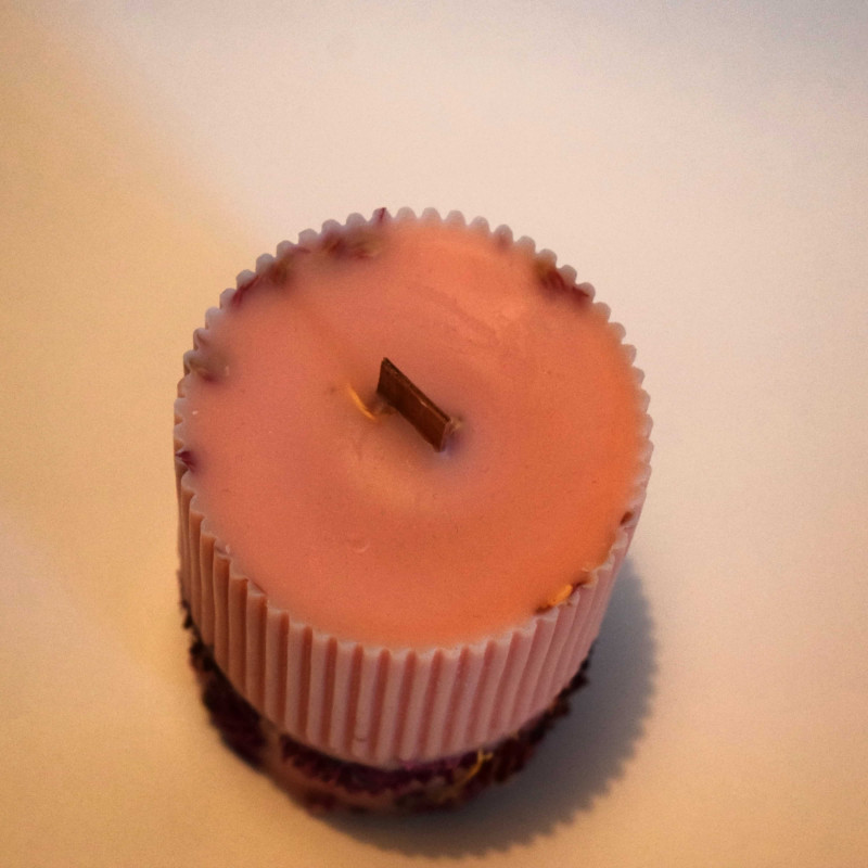 Licht der Blumen – Dekorative Blütenkerze aus Olivenwachs mit Holzdocht 