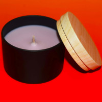 Duftkerze Formstill – Berry Violett in Metall-Dose